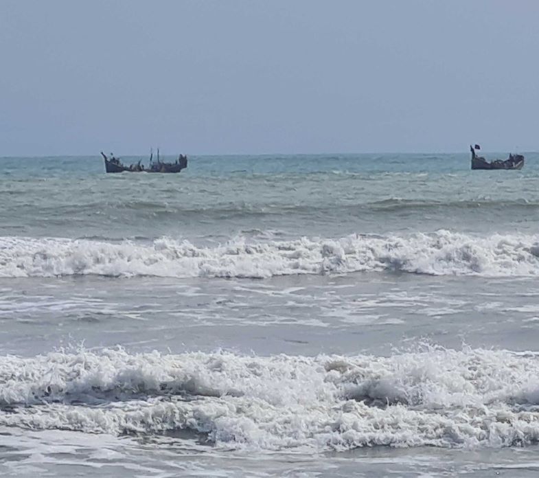 এবার নাফ নদীতেও নৌযান চলাচলে নিষেধাজ্ঞা